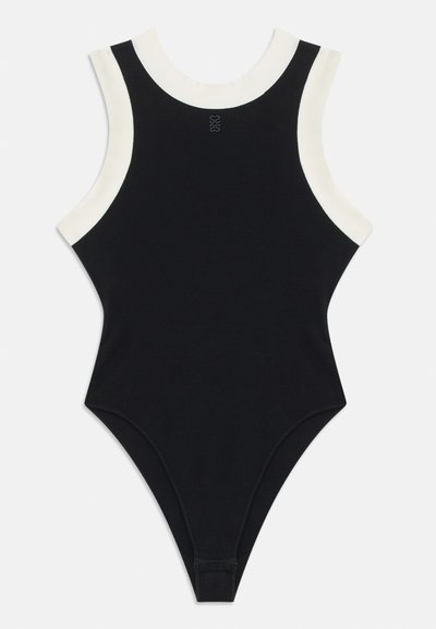 Zwarte mouwloze bodysuit met witte bies rond de hals en armsgaten, voorzien van een klein reliëflogo onder de halslijn.