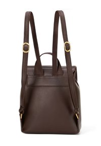 Sac à dos en cuir marron à surface texturée, avec bretelles ajustables, accents en métal doré et une poignée supérieure pour le porter.