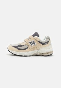 New Balance - 2002 - Pastaigu apavi - beige/grey Miniatūras attēls 1