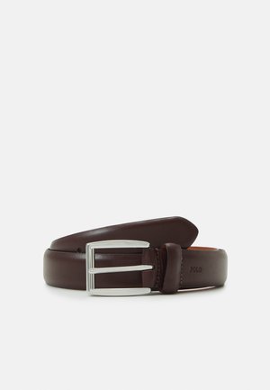 Cinto de couro castanho com uma fivela retangular prateada, apresentando uma textura suave e um design clássico. "POLO" em relevos no couro.