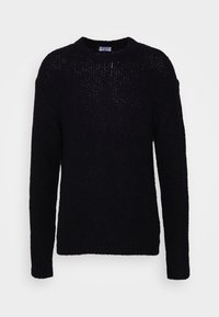 Czarny sweter dzianinowy z okrągłym dekoltem, długimi rękawami i teksturowaną powierzchnią. Posiada luźny krój oraz prążkowane mankiety i dół.