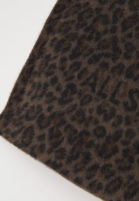 Brunt fuzzy stof med mørkt cheetah-mønster og ordet "BILL'S" svagt synligt i designet.