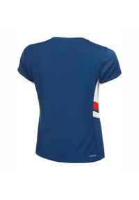 T-shirt a maniche corte di colore blu navy con strisce laterali bianche e rosse, colletto rotondo e una texture di tessuto liscia e traspirante.