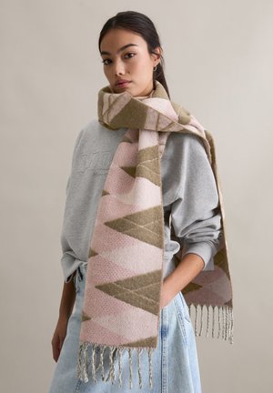 Gewebter Schal in Rosa, Grün und Beige mit geometrischem Muster und Fransen an den Rändern. Das Material wirkt weich und strukturiert.