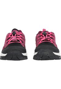 Sportssko med en sort og pink farvekombination, mesh overdel, rund tå og struktureret gummisål med et toggle snøresystem.