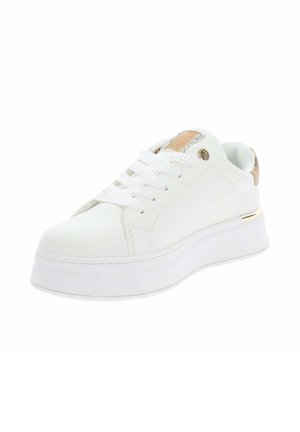 Basket blanc à plateforme avec fermeture à lacets sur le devant, accent en tissu doré sur la languette, et détail métallique sur le talon, sur un fond blanc uni.