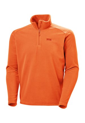 Oranje fleece pullover met een halve rits aan de voorkant, hoge kraag en lange mouwen. Heeft een klein, reliëf logo op de borst. Zachte textuur.