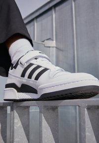 adidas Originals - FORUM LOW - Sporta apavi - white/core black Miniatūras attēls 1