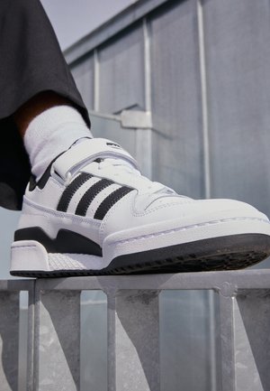 FORUM LOW - Sneaker low - white/core black