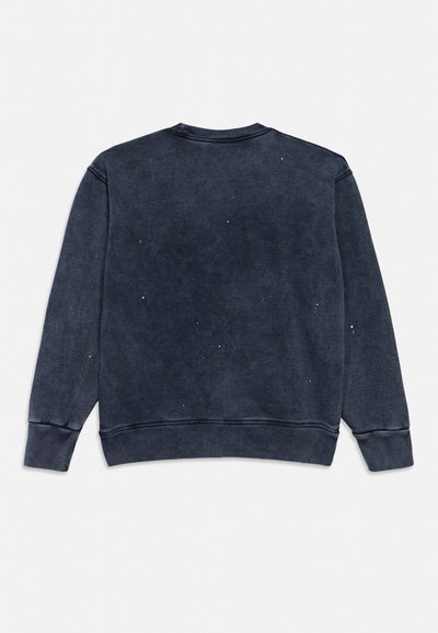 Σκούρο γκρι φούτερ με λαιμόκοψη crewneck, μακριά μανίκια, ριμπ μανσέτες και τελείωμα, με διάσπαρτες ξεθωριασμένες λευκές πιτσιλιές μπογιάς στην πλάτη.