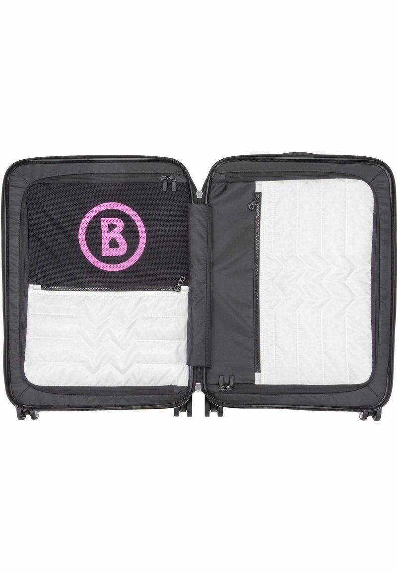 Czarna torba na zamek błyskawiczny z różowym logo. Wewnątrz znajduje się siateczkowa kieszeń i białe, pikowane przegródki. Gładki materiał, zorganizowany design.