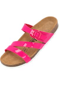 Sandalia de charol rosa con tres tiras cruzadas, que cuenta con un hebilla lateral, una plantilla de corcho y una suela blanca texturizada.
