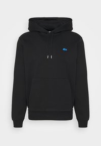 Sudadera con capucha negra hecha de mezcla de algodón, con bolsillo tipo canguro, logo bordado en azul en el pecho, capucha con cordón y puños acanalados.