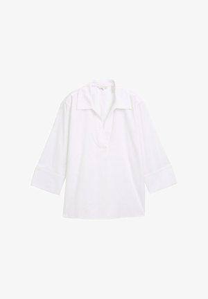 Biała bluzka o luźnym kroju z kołnierzykiem, 3/4 rękawami z mankietami oraz teksturą w prążki. Miękka tkanina i prosty design.