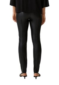 Czarne legginsy z imitacji skóry, dopasowany krój, gładka tekstura, błyszczące wykończenie, z wysokim stanem i detalami na bocznych szwach.