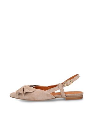 Beige suède platte slingback schoen met puntige neus, decoratieve ruches aan de voorkant en verstelbare gouden gespsluiting.