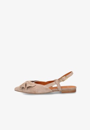 Beige suède platte slingback schoen met puntige neus, decoratieve ruches aan de voorkant en verstelbare gouden gespsluiting.