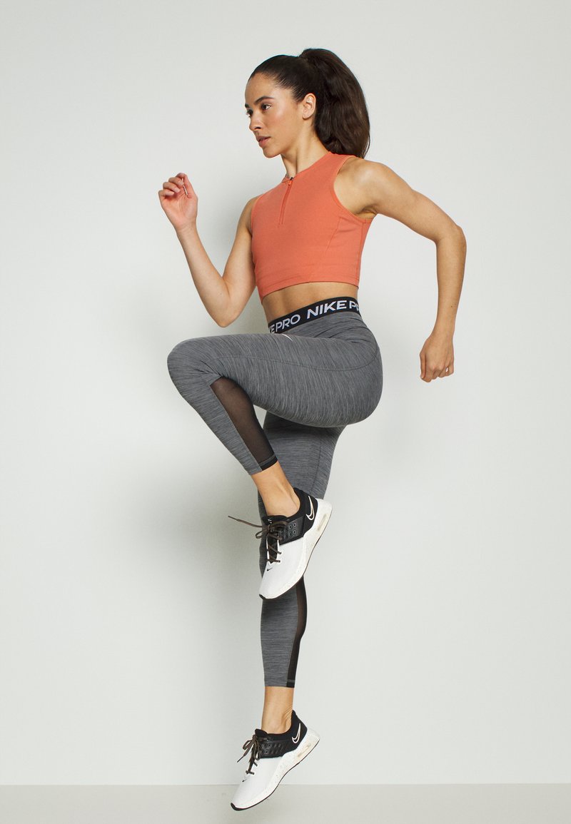 Damen Sportbekleidung | Nike Performance CROP TANK Top madder root/orange - QV17824 Damen Sportbekleidung | Nike Performance CROP TANK Top madder root/orange - QV17824