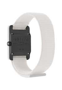 Adidas pulkstenis ar taisnstūra formā baltu sveķu korpusu, melnu aizmuguri un teksturētu baltu auduma jostu ar sprādzi drošai piestiprināšanai.