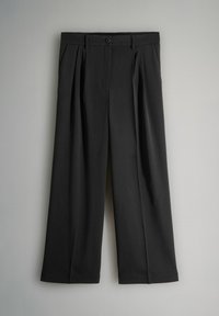Schwarze hochtaillierte weit geschnittene Hose mit Falten, Gürtelschlaufen, Knopfverschluss und Fronttaschen, auf einem hellgrauen Hintergrund präsentiert.