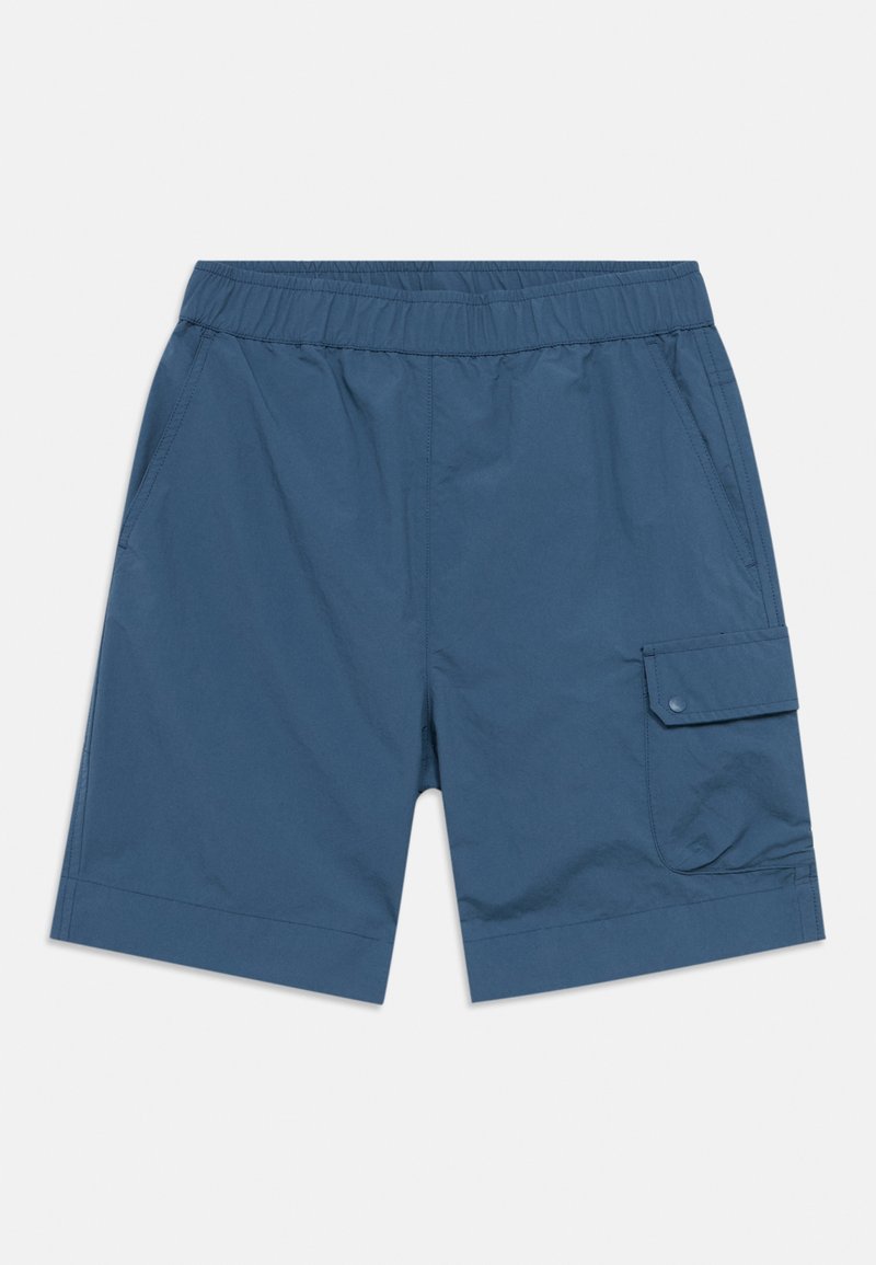 Μπλε σορτς από ελαφρύ ύφασμα· ελαστική μέση, δύο πλαϊνές τσέπες και μία πλαϊνή τσέπη cargo με καπάκι. Σχέδιο με ίσια ραφή στο τελείωμα.