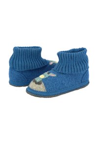Blauwe vilten pantoffel met geribbelde gebreide enkel, voorzien van een beige dierenontwerp op de neus en een zwarte rubberen zool voor grip.