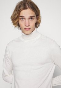 Selected Homme SLHBERG ROLL NECK NOOS - Camisola - egret melange