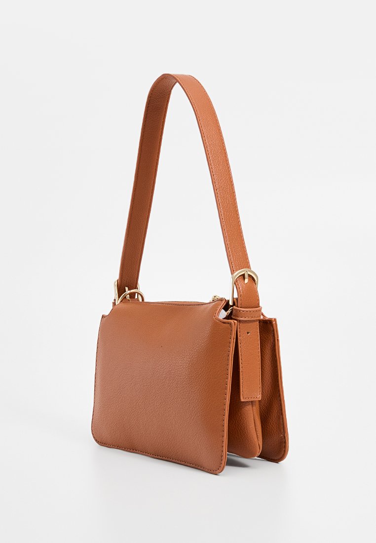 Sac à épaule en cuir marron avec une seule sangle, de forme rectangulaire, surface texturée et accents en métal doré.