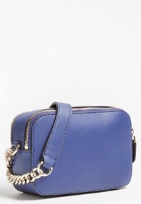 Borsa a tracolla in pelle blu di forma rettangolare, dotata di chiusura con zip, tracolla removibile e dettaglio in catena argento. Texture liscia.