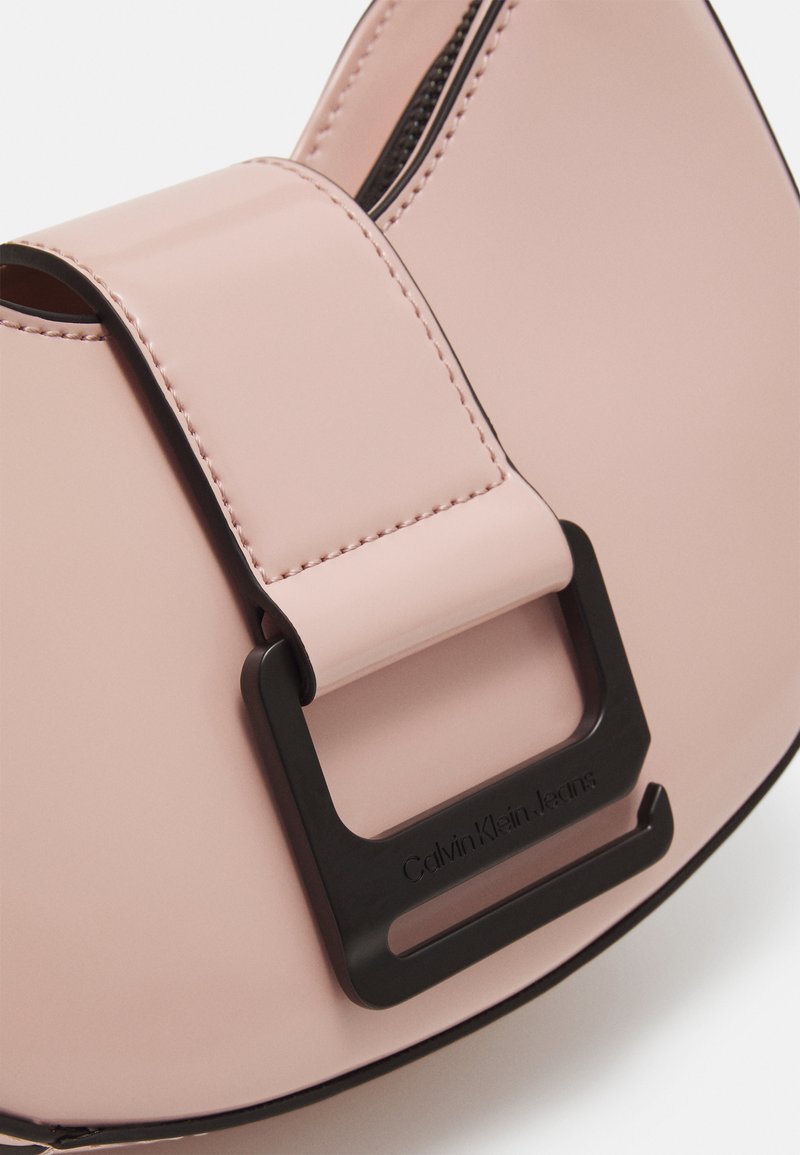 Calvin Klein Jeans OFF DUTY ROUND SHOULDERBAG Borsa a mano