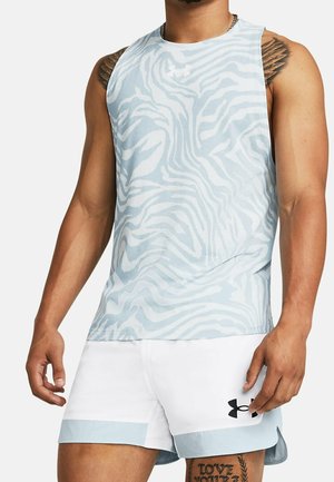 Mężczyzna ubrany w bezrękawnik w jasnoniebiesko-białe paski wzorowane na zebrach oraz białe szorty z jasnoniebieskimi wykończeniami i logo Under Armour.