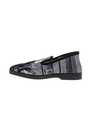 Mocassin en velours noir pour homme avec une photo en niveaux de gris imprimée d'un homme et d'une chaise en bois sur le côté.