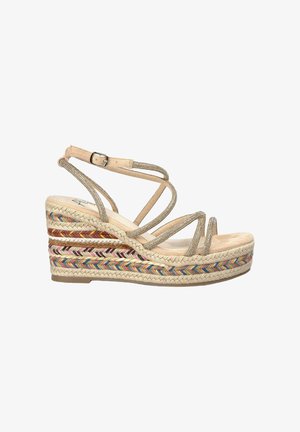 Wedge sandaal met een geweven jute zool, voorzien van metallic gouden banden en een meerkleurig gevlochten patroon op de wedge. Verstelbare enkelgesp.