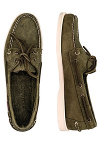 Zapatos de barco de cuero verde con un acabado texturizado, suela de goma blanca, diseño con cordones y detalles de costura en contraste.