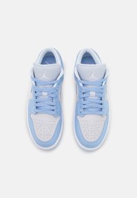 Jordan AIR JORDAN 1 LOW - Sneakers basse - football grey/aluminum/white