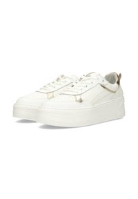 Sneaker platform bianche realizzate in pelle liscia con accenti dorati e suola strutturata. Presentano dettagli perforati sulla punta e chiusura con lacci.