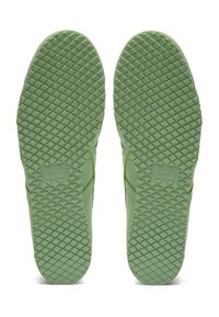 Zelené gumové podrážky obuvi s texturovaným diamantovým vzorem pro lepší přilnavost. Mezi rysy patří branding na boku a zaoblené hrany.