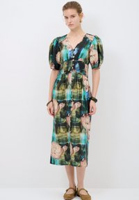 Maxikleid mit Puffärmeln, floralem Muster in Grün, Blau und Pink, durchgehender Knopfverschluss, strukturierter Stoff und taillierte Detail.