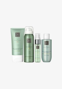 Quatre produits de soin de la peau Ritual of Jing en vert : masque pour les mains, gel douche moussant, brume pour oreiller et corps, et huile de douche nourrissante.