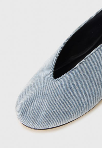 Denim balletflats med spids tå, lyseblå stribet tekstur og lav udskæring omkring anklen, med sort inderside.