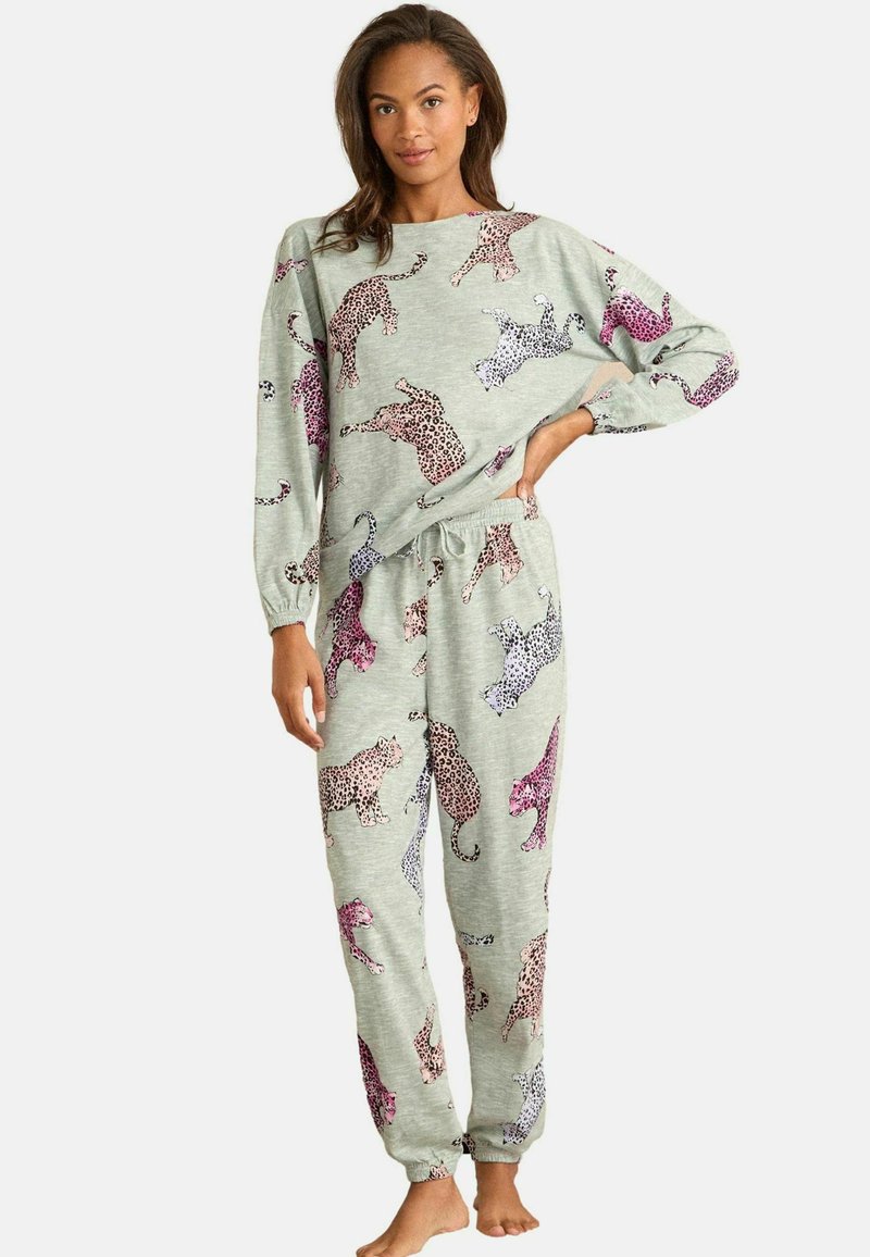 Világosszürke loungewear szett, színes leopárdmintával. Hosszúujjú felsőt és azonos színű, rugalmas derékkal ellátott nadrágot tartalmaz.