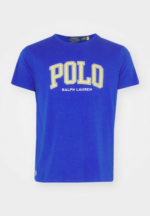 Blå bomull T-skjorte med korte ermer, med stor gul "POLO" tekst og "RALPH LAUREN" under; liten logo nederst til venstre.