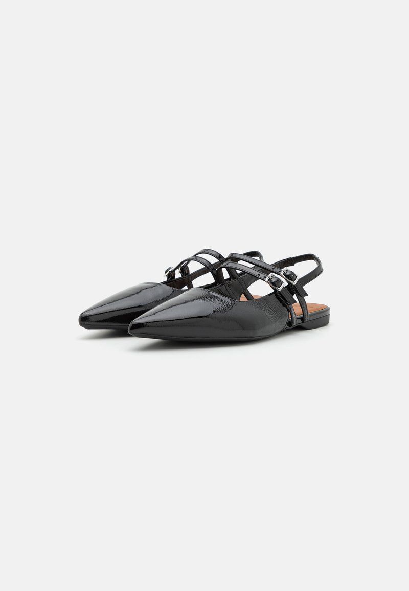Schwarze Lackleder-Slingback-Ballerinas mit spitzen Zehen, mehreren überkreuzten Riemen und verstellbaren Schnallen. Flacher Absatz und glatte Oberfläche.