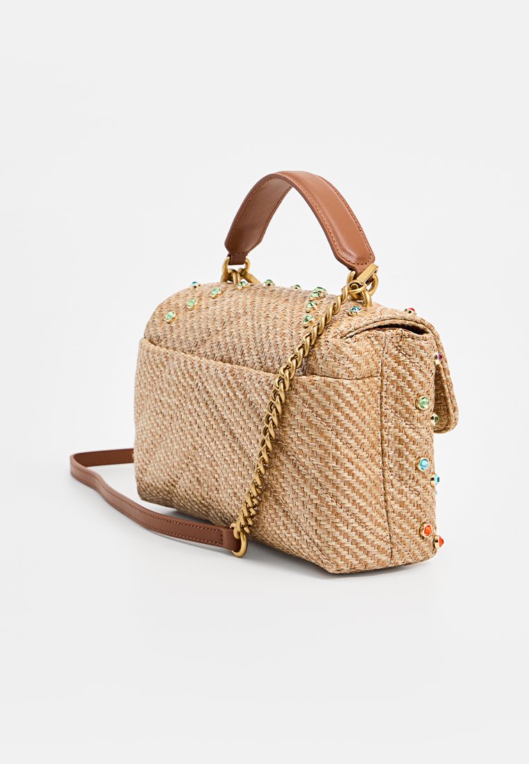 Bolso tejido beige con acentos de cuentas verdes y de colores, asas de cuero marrón, cadena y forma rectangular estructurada.