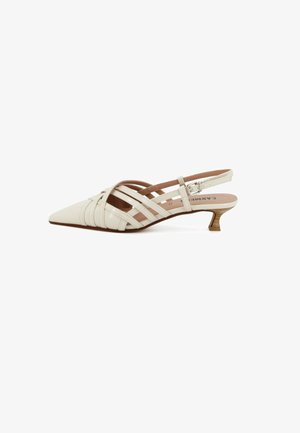 Scarpa beige da donna con punta affilata, slingback, tacco kitten basso in legno e più sottili cinturini incrociati sulla tomaia.
