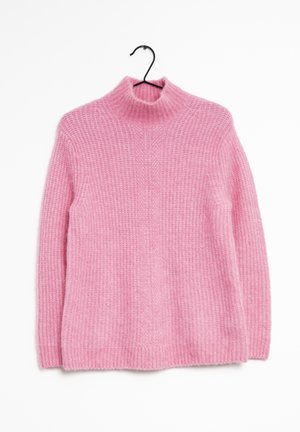 Pull en tricot rose avec un col montant, présentant un motif texturé en côtes et une coupe décontractée. Suspendu à un crochet noir.
