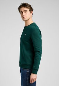 Lee LONG SLEEVE PATCH CREW - REGULAR FIT - Felpa - jade forest