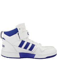 Zapatillas blancas de caña alta con acentos azules, que presentan tres franjas azules, un cuello acolchado y superposiciones texturizadas. Suela Cloudfoam para mayor comodidad.