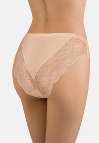 Culotte hipster en dentelle et mesh de couleur nude, avec une finition décorative en dentelle florale et un panneau en mesh lisse et respirant.