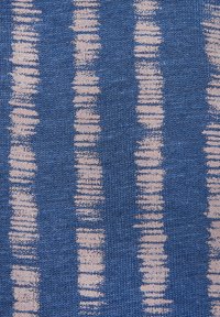 Woven tkanina plave boje s okomitim, nepravilnim svijetloružičastim prugama. Tekstura je glatka s blagim rebrastim uzorkom.